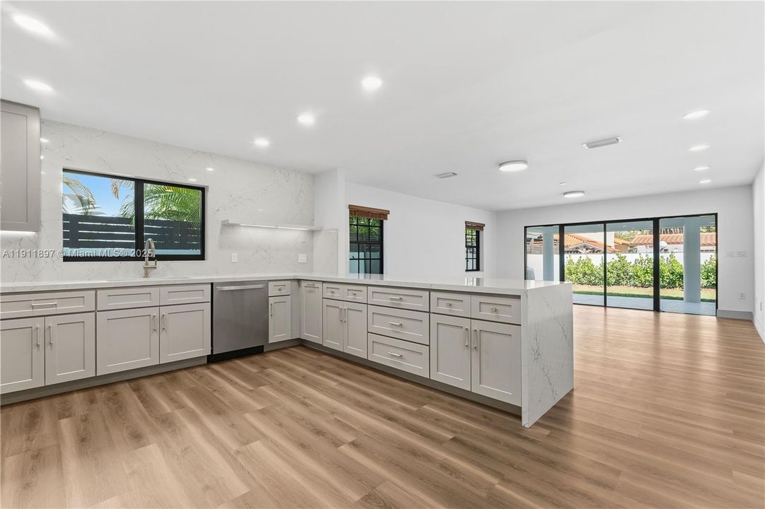 合同活跃: $13,500 (5 贝兹, 4 浴室, 3538 平方英尺)