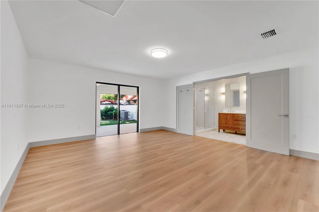 合同活跃: $13,500 (5 贝兹, 4 浴室, 3538 平方英尺)