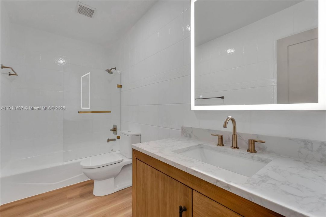 合同活跃: $13,500 (5 贝兹, 4 浴室, 3538 平方英尺)