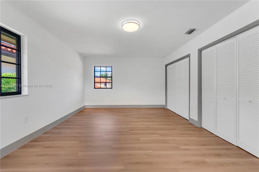 合同活跃: $13,500 (5 贝兹, 4 浴室, 3538 平方英尺)