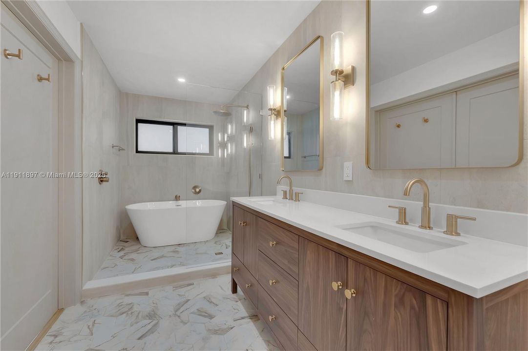 合同活跃: $13,500 (5 贝兹, 4 浴室, 3538 平方英尺)