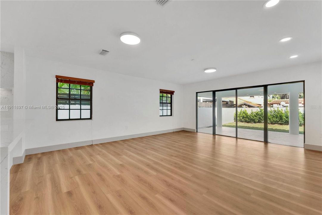 合同活跃: $13,500 (5 贝兹, 4 浴室, 3538 平方英尺)