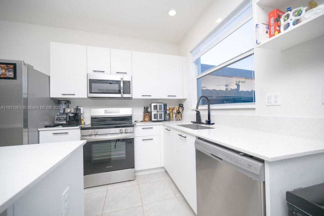 For Rent: $3,200 (3 beds, 3 baths, 1328 Square Feet)