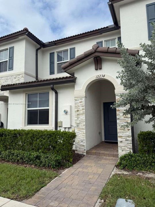 For Rent: $3,200 (3 beds, 3 baths, 1328 Square Feet)