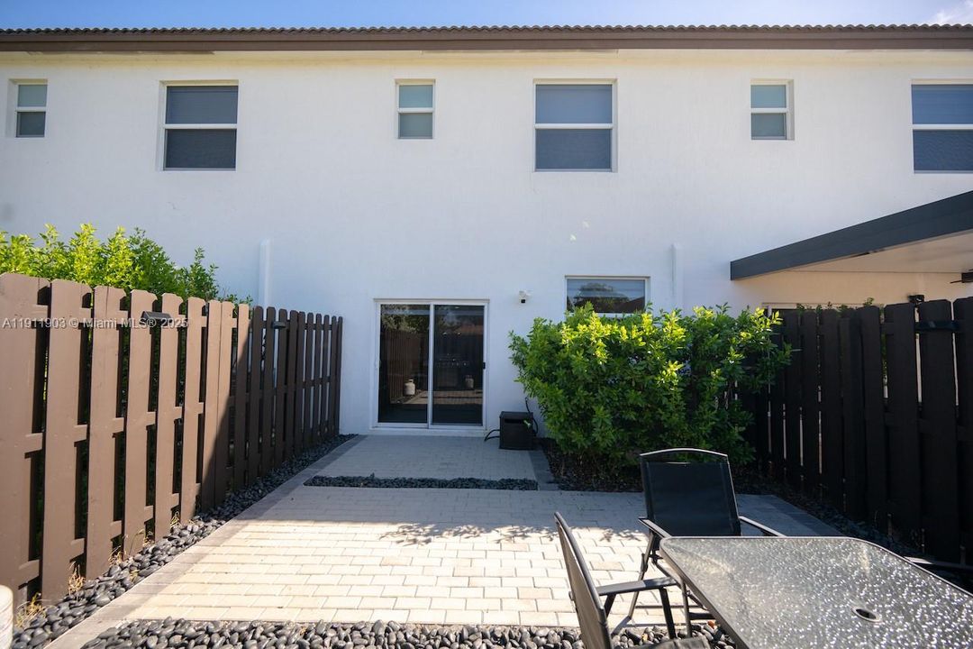 For Rent: $3,200 (3 beds, 3 baths, 1328 Square Feet)