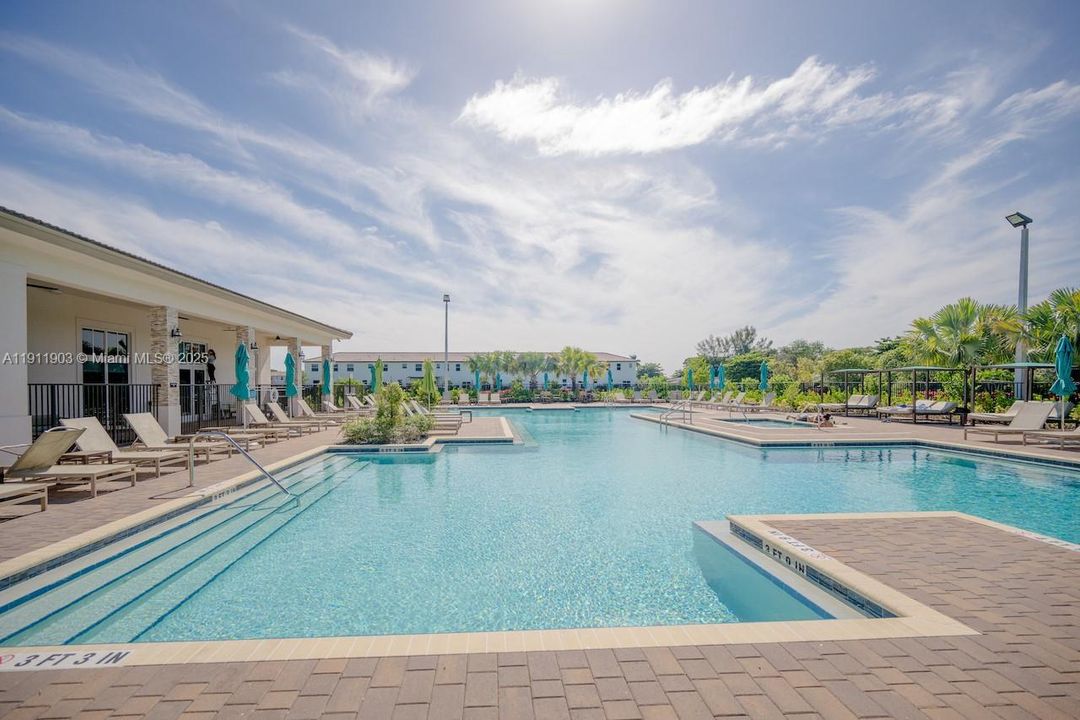 For Rent: $3,200 (3 beds, 3 baths, 1328 Square Feet)