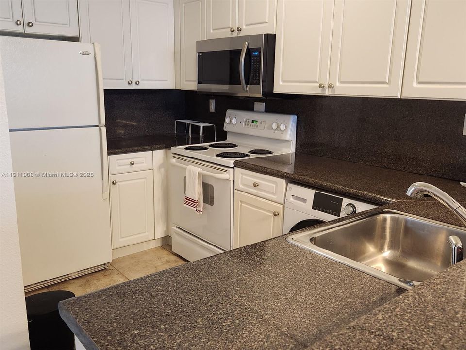 For Sale: $285,000 (0 beds, 1 baths, 590 Square Feet)