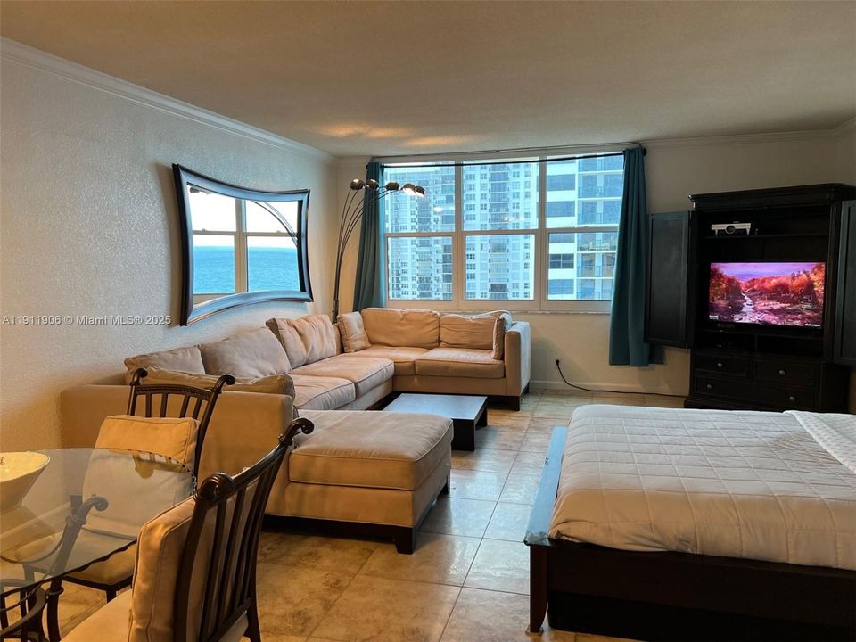 For Sale: $285,000 (0 beds, 1 baths, 590 Square Feet)