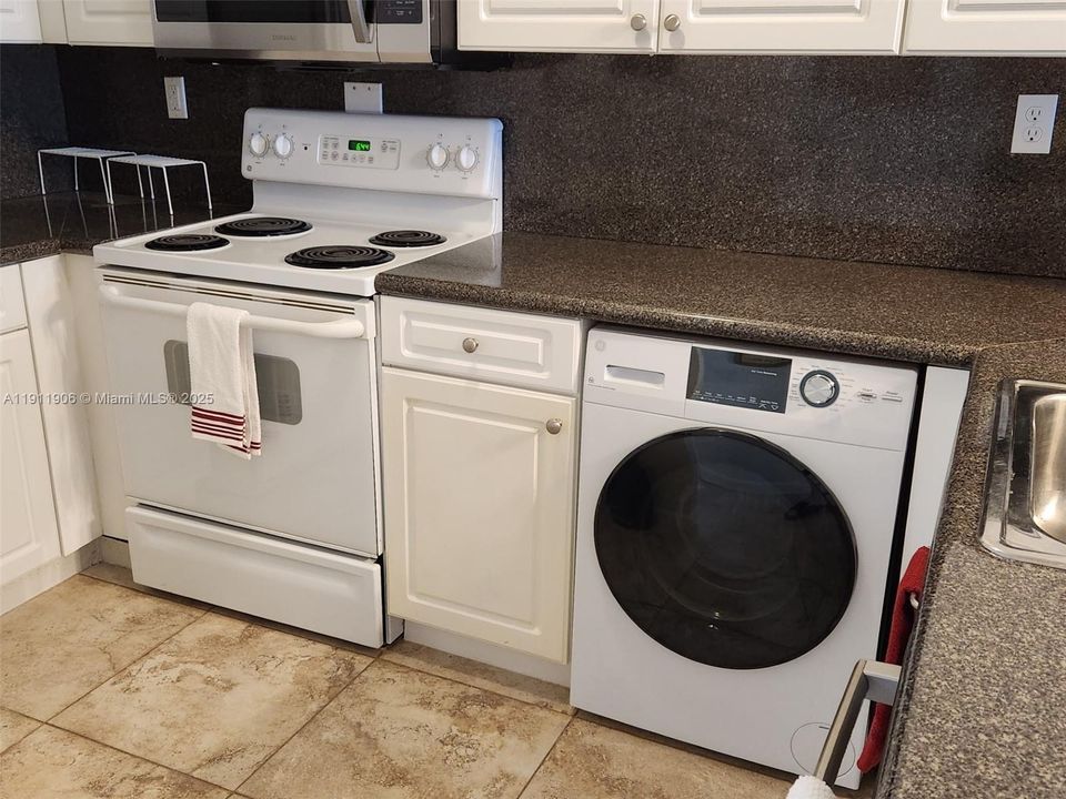 For Sale: $285,000 (0 beds, 1 baths, 590 Square Feet)