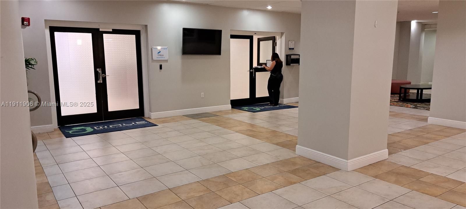 For Sale: $285,000 (0 beds, 1 baths, 590 Square Feet)