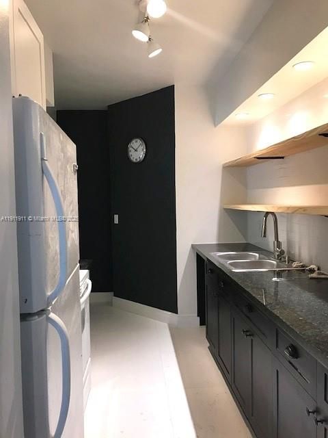 For Sale: $315,000 (1 beds, 1 baths, 890 Square Feet)