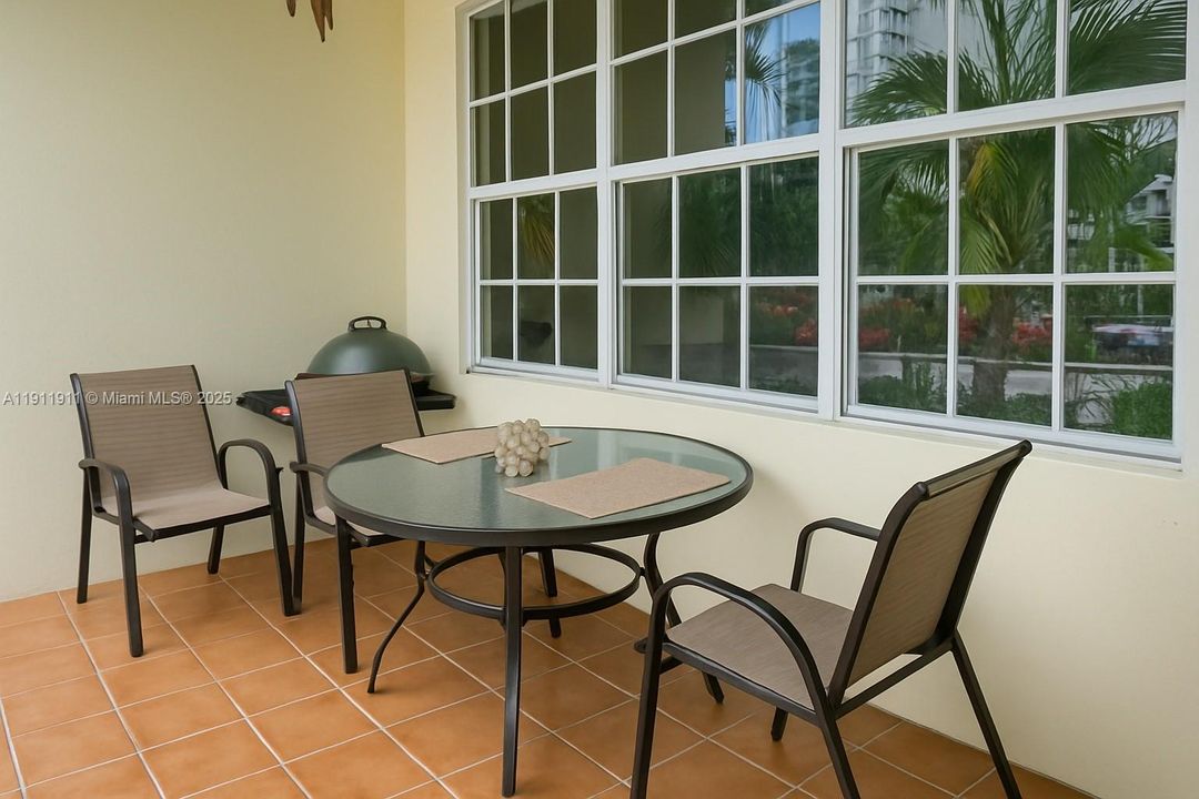 For Sale: $315,000 (1 beds, 1 baths, 890 Square Feet)