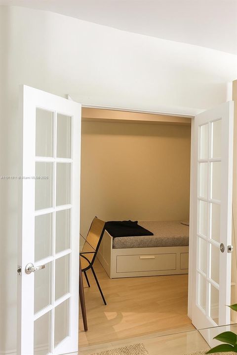 For Sale: $315,000 (1 beds, 1 baths, 890 Square Feet)