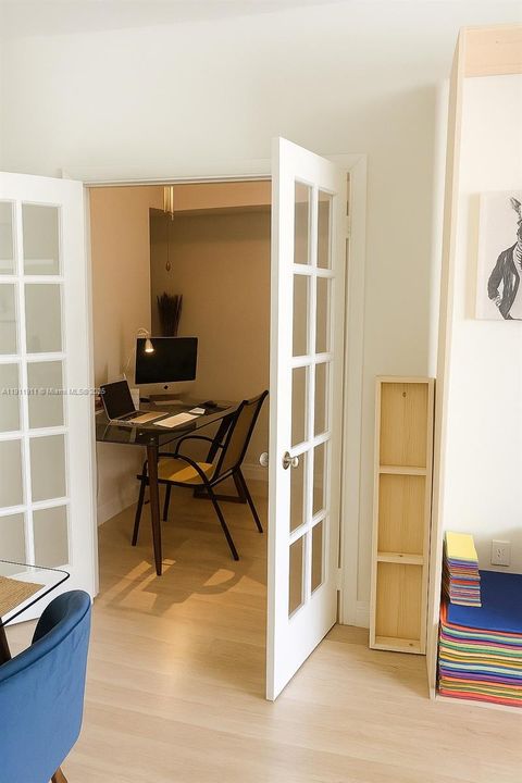 For Sale: $315,000 (1 beds, 1 baths, 890 Square Feet)