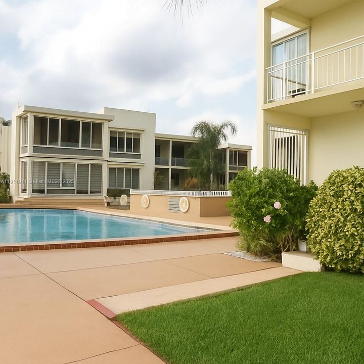 For Sale: $315,000 (1 beds, 1 baths, 890 Square Feet)