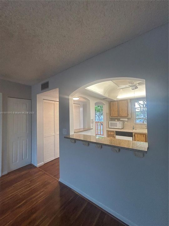 For Rent: $1,500 (1 beds, 1 baths, 720 Square Feet)