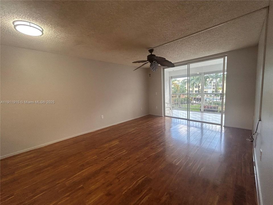 For Rent: $1,500 (1 beds, 1 baths, 720 Square Feet)