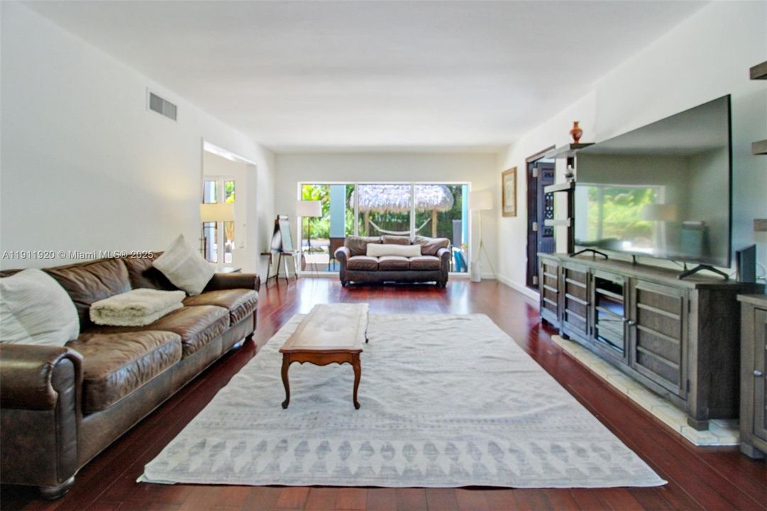 For Rent: $13,545 (6 beds, 5 baths, 3450 Square Feet)