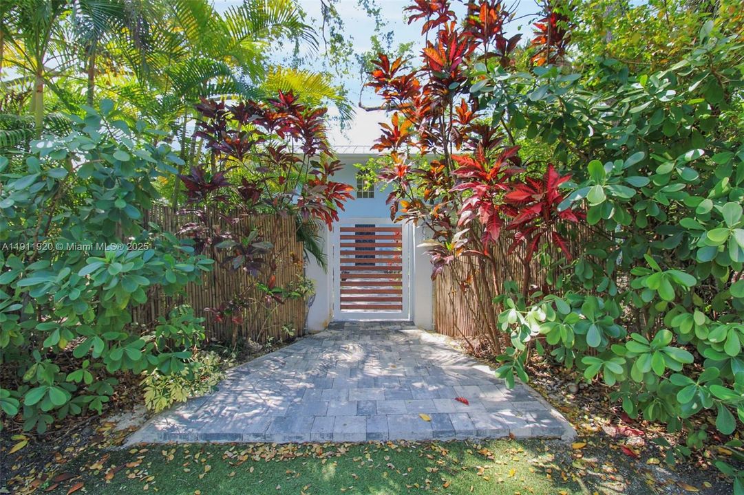 For Rent: $13,545 (6 beds, 5 baths, 3450 Square Feet)