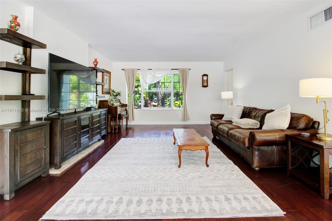 For Rent: $13,545 (6 beds, 5 baths, 3450 Square Feet)