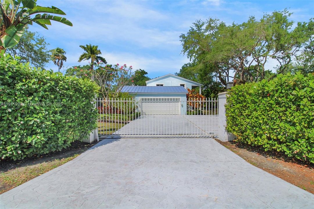 For Rent: $13,545 (6 beds, 5 baths, 3450 Square Feet)