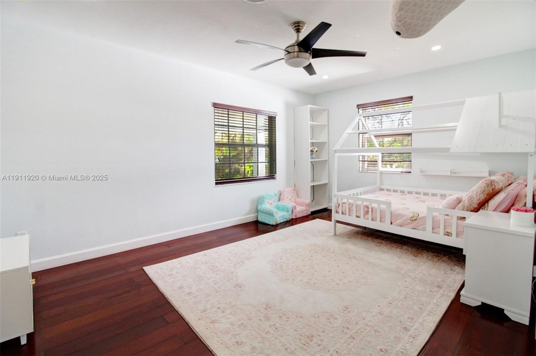 For Rent: $13,545 (6 beds, 5 baths, 3450 Square Feet)