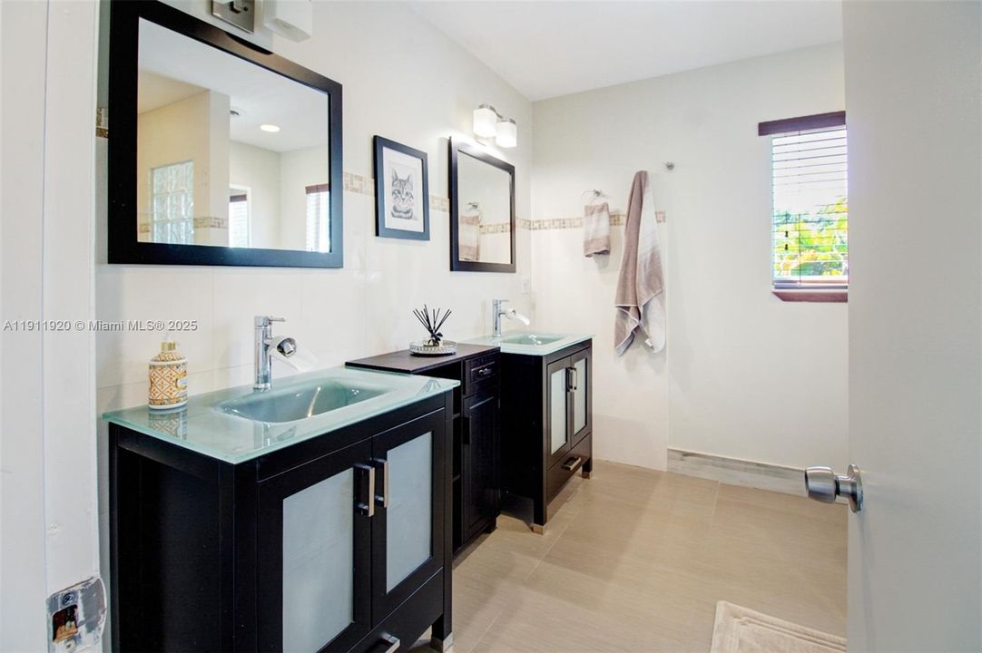 For Rent: $13,545 (6 beds, 5 baths, 3450 Square Feet)