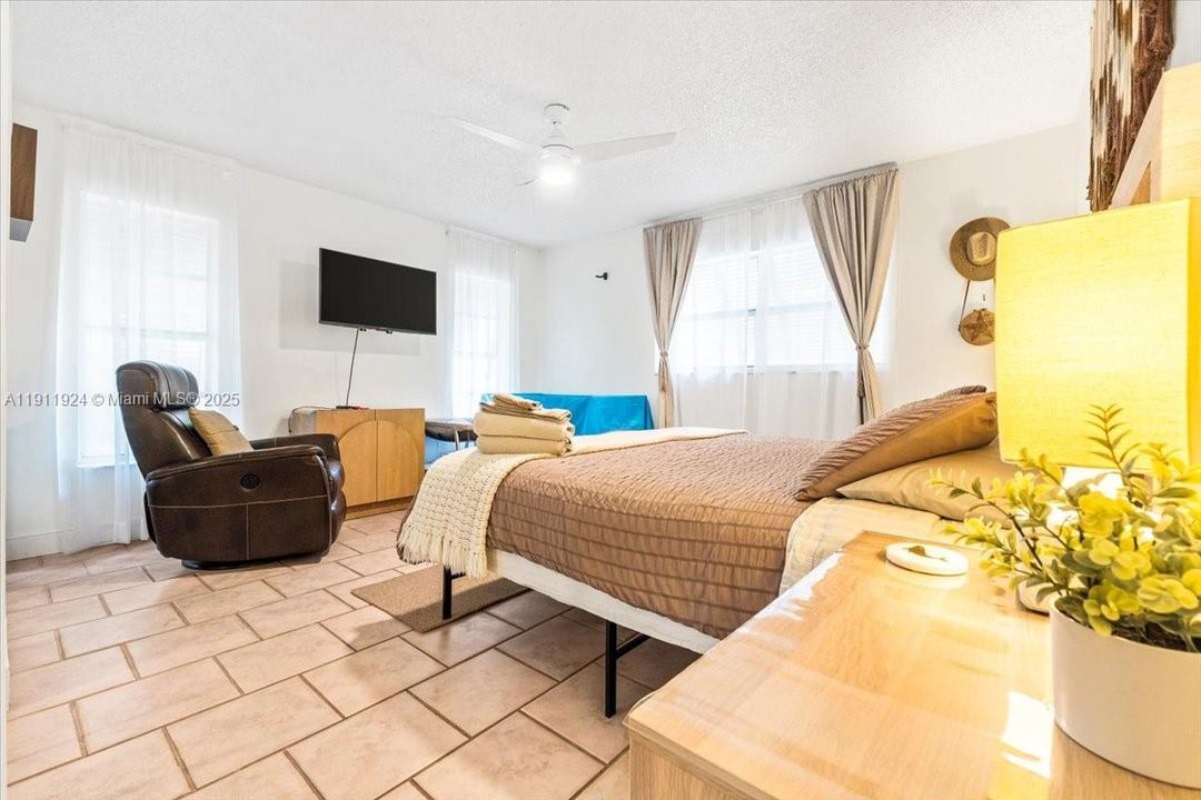 For Rent: $5,500 (3 beds, 2 baths, 1400 Square Feet)