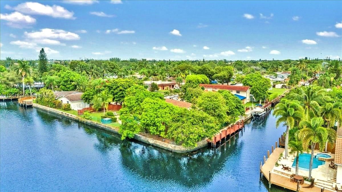 For Rent: $5,500 (3 beds, 2 baths, 1400 Square Feet)