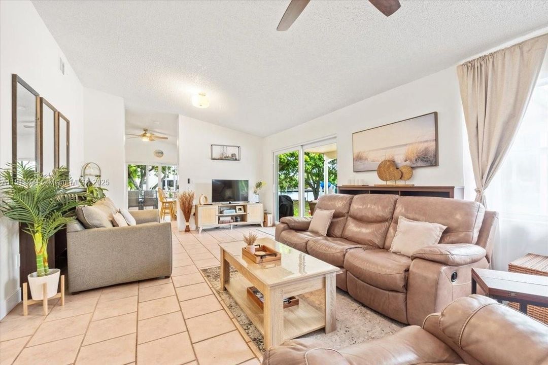 For Rent: $5,500 (3 beds, 2 baths, 1400 Square Feet)