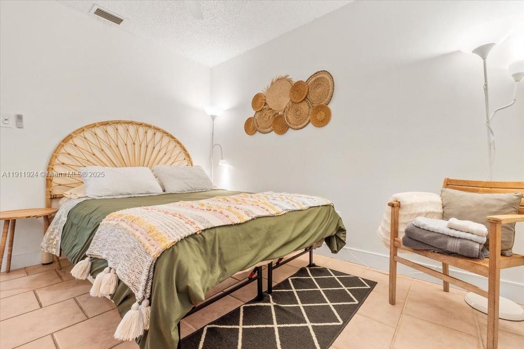 For Rent: $5,500 (3 beds, 2 baths, 1400 Square Feet)