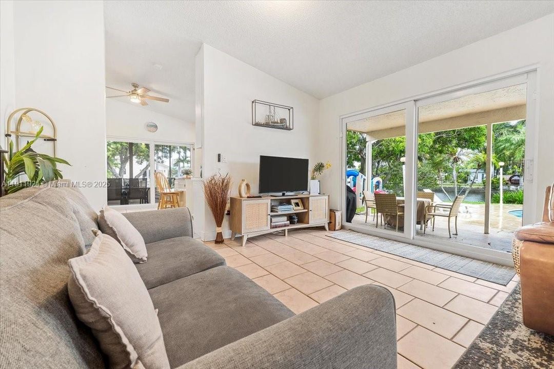 For Rent: $5,500 (3 beds, 2 baths, 1400 Square Feet)