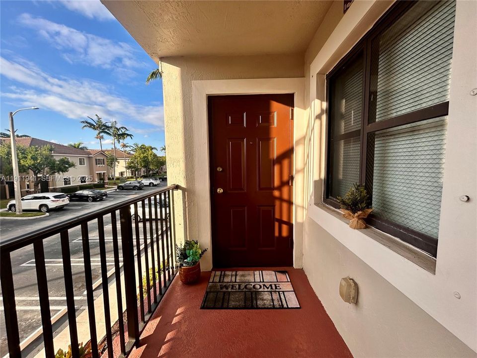 For Sale: $279,000 (2 beds, 2 baths, 817 Square Feet)