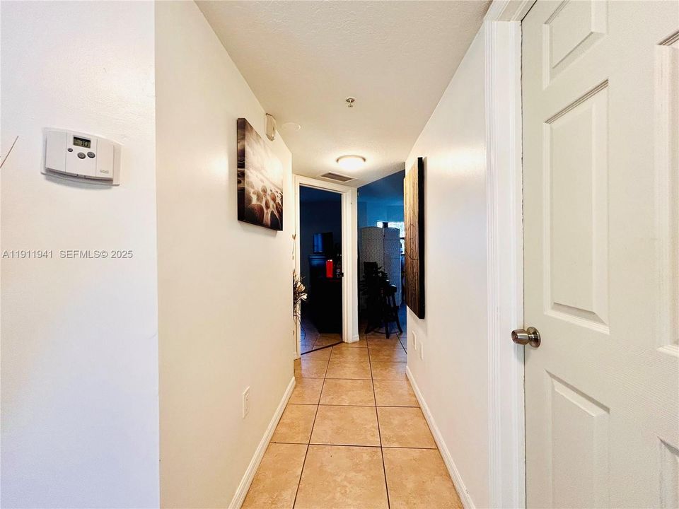 For Sale: $279,000 (2 beds, 2 baths, 817 Square Feet)