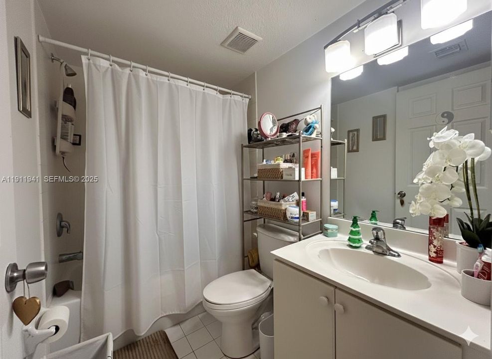 For Sale: $279,000 (2 beds, 2 baths, 817 Square Feet)