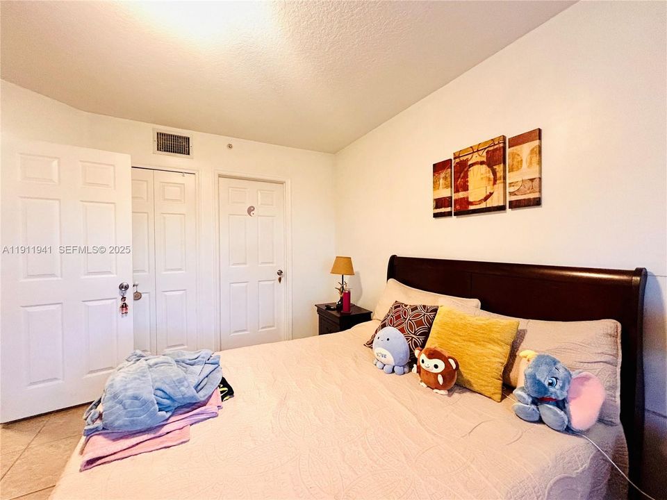For Sale: $279,000 (2 beds, 2 baths, 817 Square Feet)