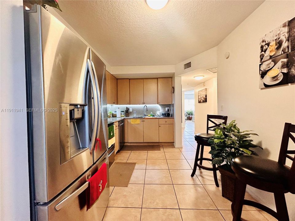 For Sale: $279,000 (2 beds, 2 baths, 817 Square Feet)