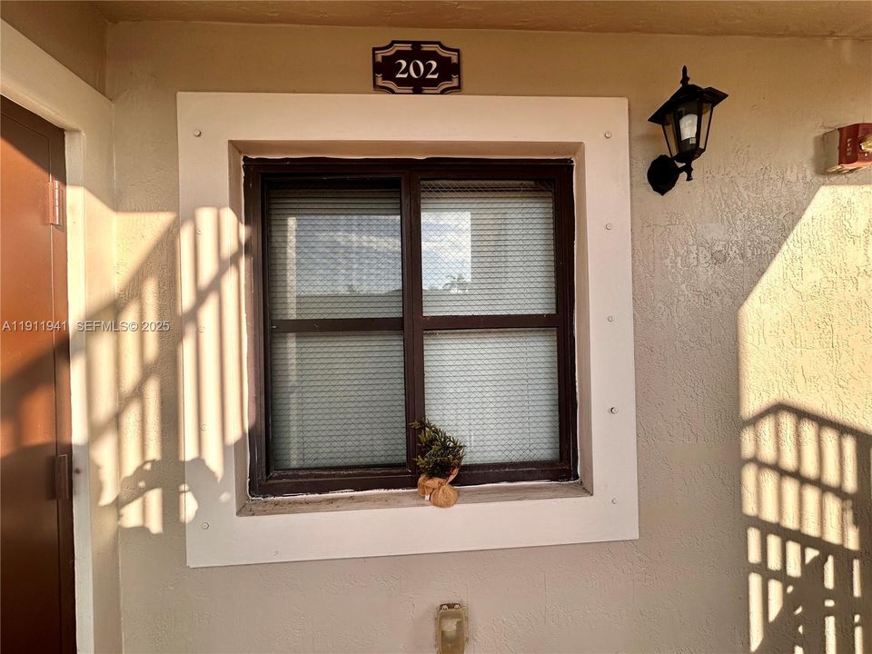 For Sale: $279,000 (2 beds, 2 baths, 817 Square Feet)