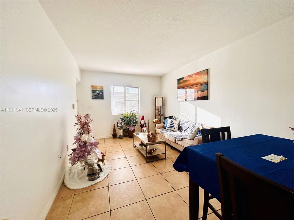 For Sale: $279,000 (2 beds, 2 baths, 817 Square Feet)