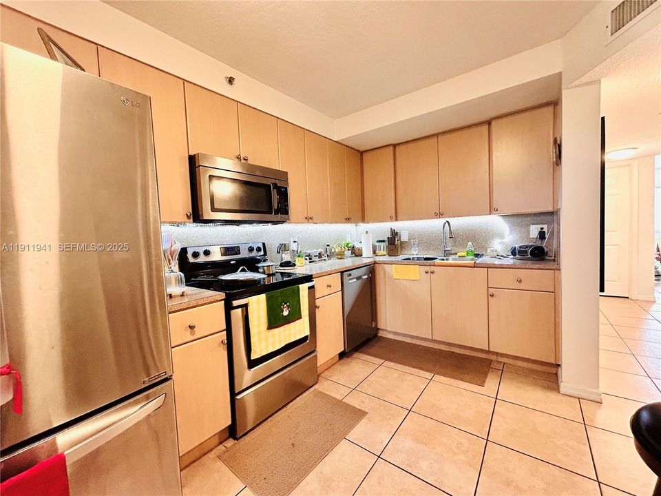 For Sale: $279,000 (2 beds, 2 baths, 817 Square Feet)