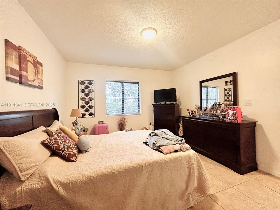 For Sale: $279,000 (2 beds, 2 baths, 817 Square Feet)