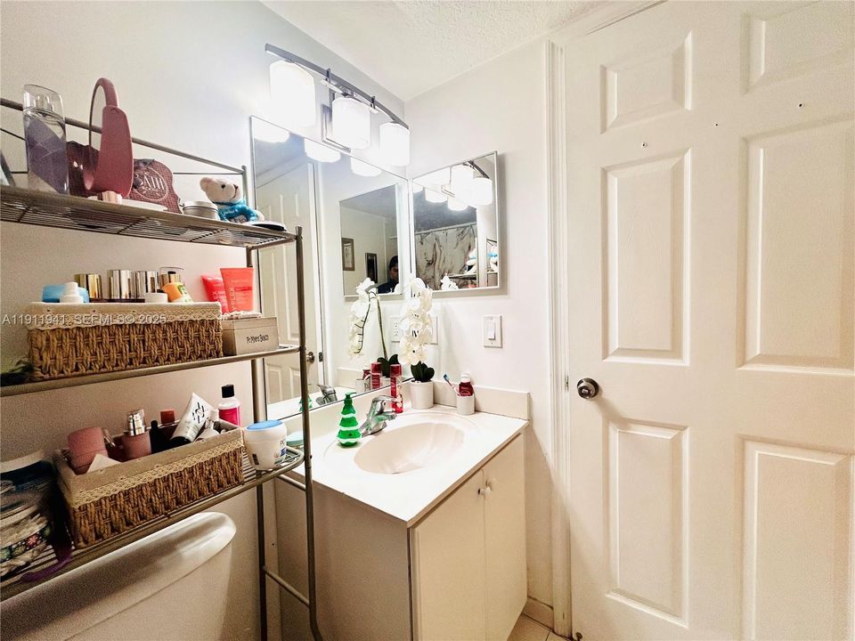 For Sale: $279,000 (2 beds, 2 baths, 817 Square Feet)