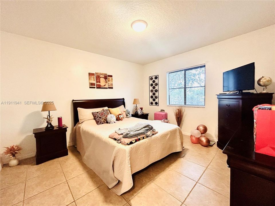 For Sale: $279,000 (2 beds, 2 baths, 817 Square Feet)