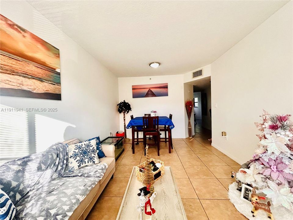 For Sale: $279,000 (2 beds, 2 baths, 817 Square Feet)