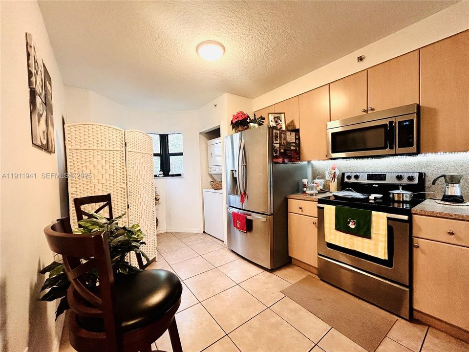 For Sale: $279,000 (2 beds, 2 baths, 817 Square Feet)