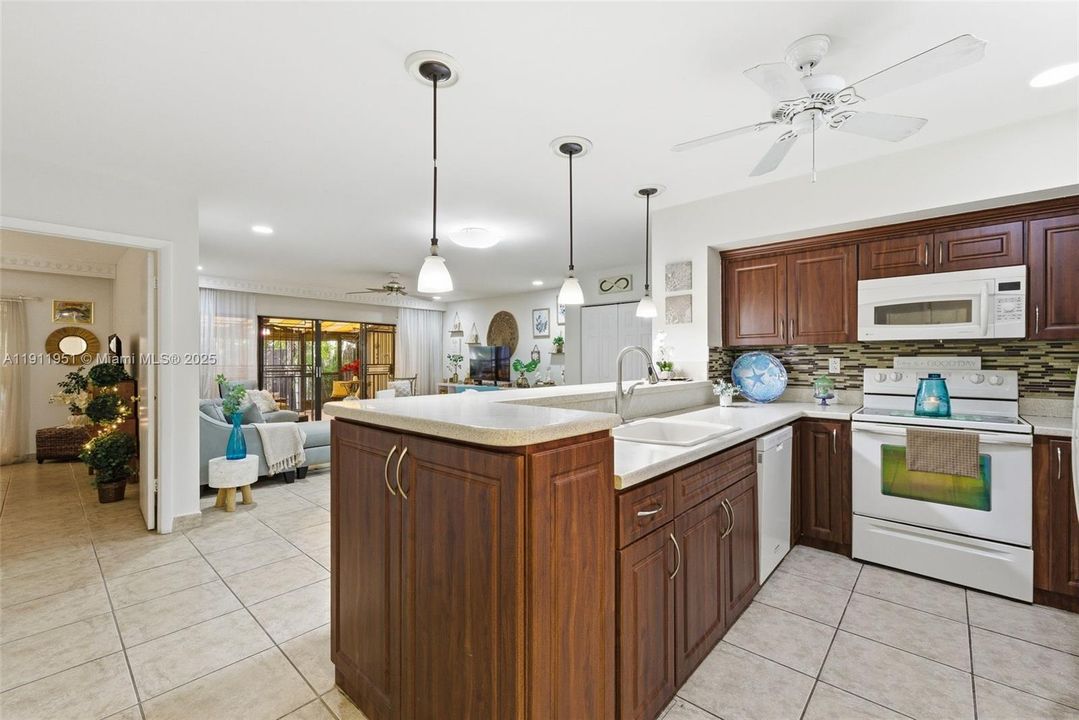 待售: $545,000 (3 贝兹, 2 浴室, 1275 平方英尺)