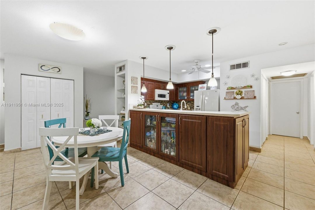 待售: $545,000 (3 贝兹, 2 浴室, 1275 平方英尺)