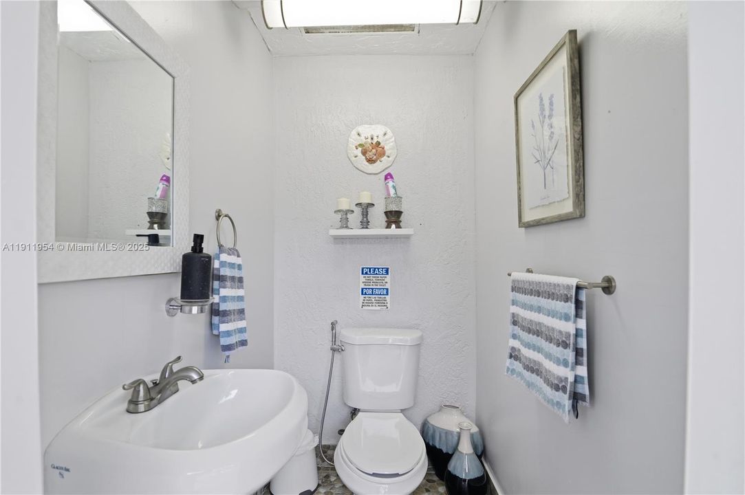 合同活跃: $599,990 (4 贝兹, 3 浴室, 1906 平方英尺)