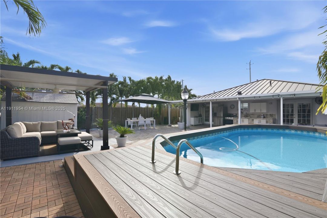 合同活跃: $599,990 (4 贝兹, 3 浴室, 1906 平方英尺)