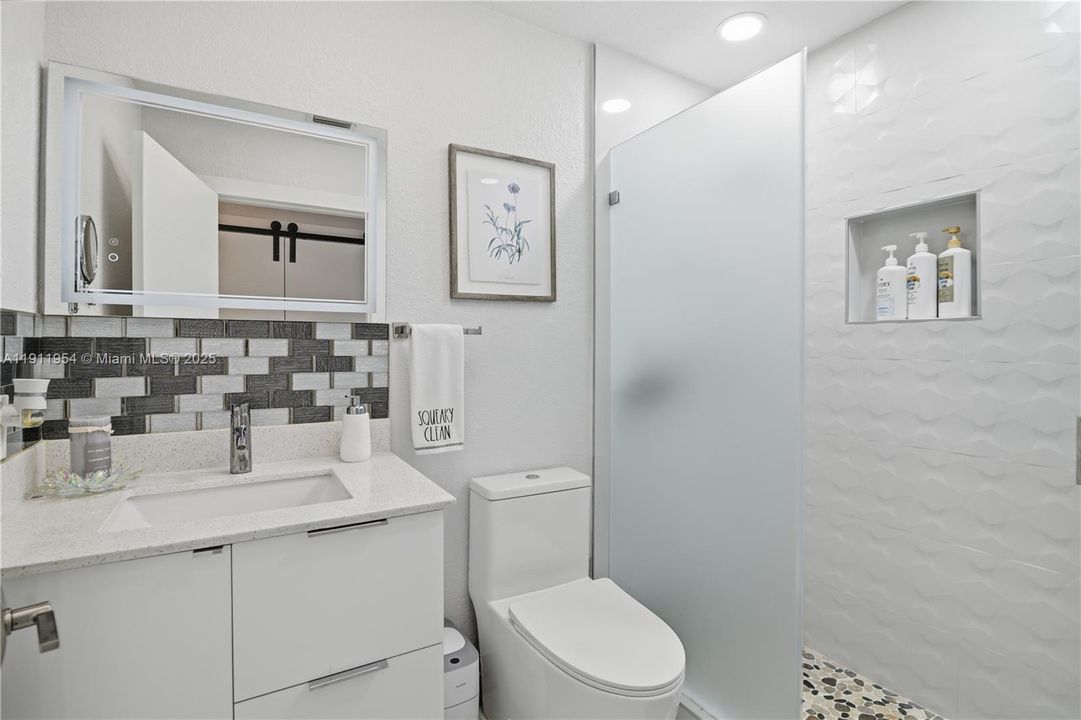 合同活跃: $599,990 (4 贝兹, 3 浴室, 1906 平方英尺)